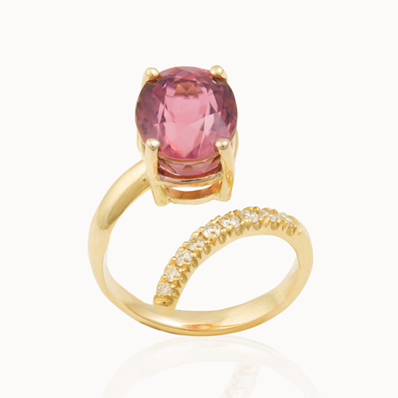 Ring from 18-karat yellow gold with a Tourmaline gemstone and diamonds.